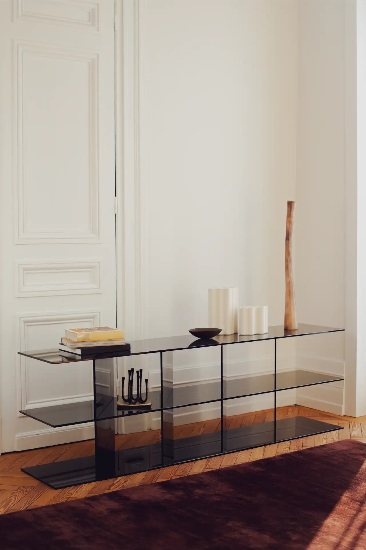 MONOLOG par Exercice étagère bibliothèque en verre fumé gris dans salon lumineux