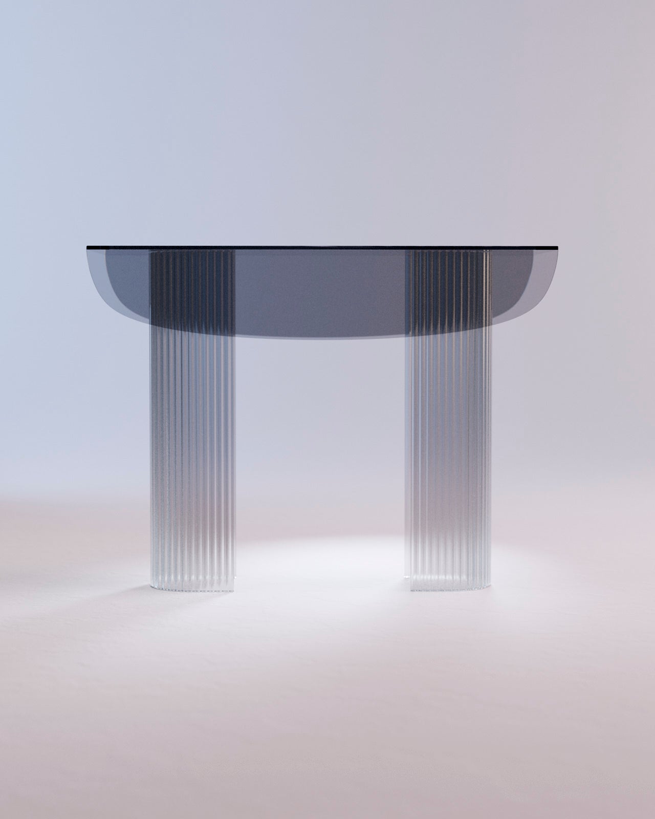Petite table en verre dépoli et pieds bombés